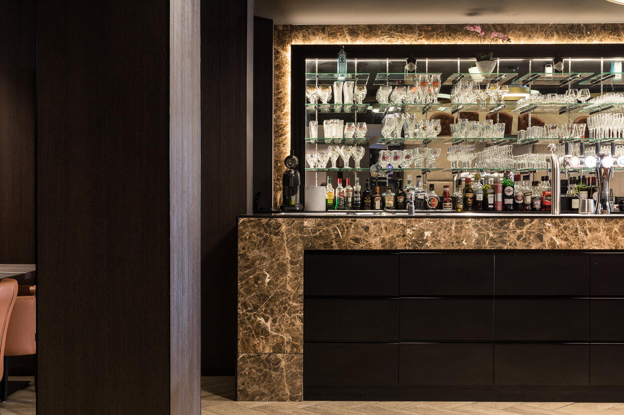 Gedekte tafel in een van de salons van De Casque