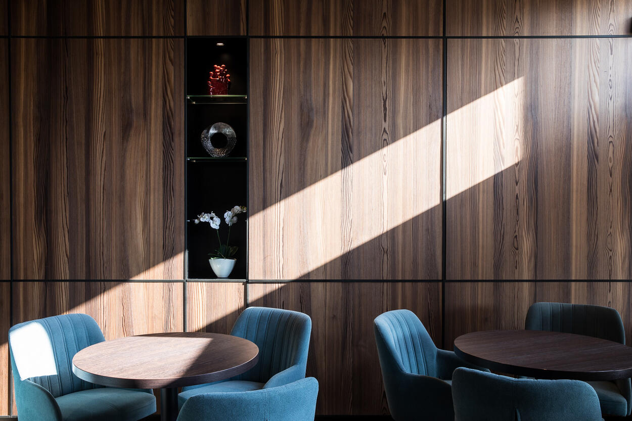 Gezellig hoekje in de brasserie met warm licht en klassiek meubilair